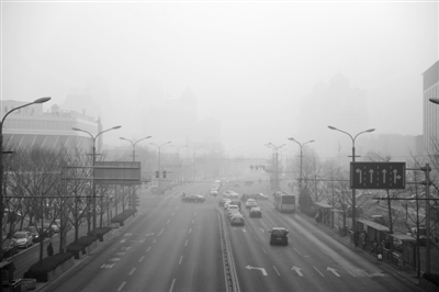 昨日，雾霾笼罩下的朝阳门外。新京报记者 杨杰 摄