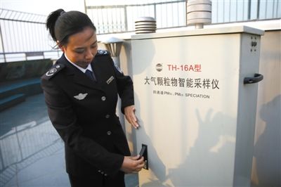 4月8日，石家庄世纪公园内280米高的电视塔上，石家庄大气梯度监测站就建在这里。