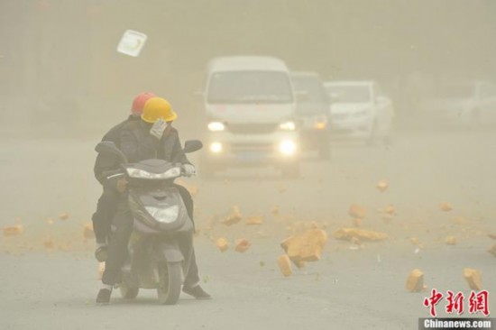 新疆甘肃遭强沙尘暴侵袭 场景似“世界末日”