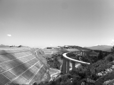 记者去年拍摄的神农架机场建设情景，当时媒体广泛质疑机场在环评报告没有公布就开建。《新闻晨报》供图