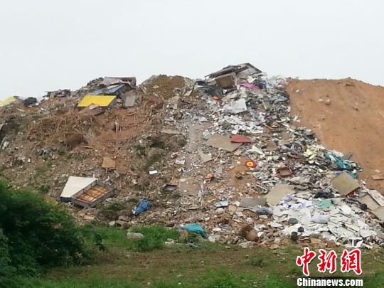 广东东莞寮步复绿区出现垃圾山（组图）