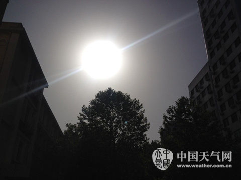 今早7点，省会石家庄上空好似挂着一颗巨大的火球。