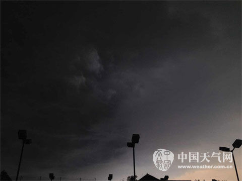 8日下午，北京清河地区黑云逼近，天空犹如泼墨。