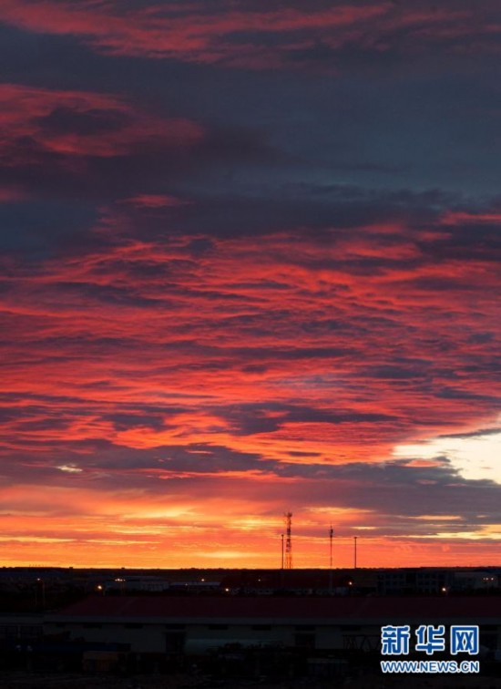新华社照片，二连浩特（内蒙古），2014年6月9日 内蒙古二连浩特市出现“火烧云”景观 6月9日傍晚，内蒙古二连浩特上空出现“火烧云”景观，映红天际。 新华社发（李任滋）