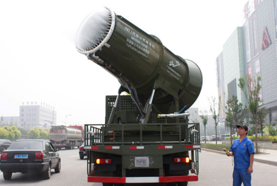 7月7日，技术人员在对多功能抑尘车进行工作参数调整。