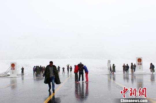 新疆红其拉甫口岸游客夏季感受冰天雪地