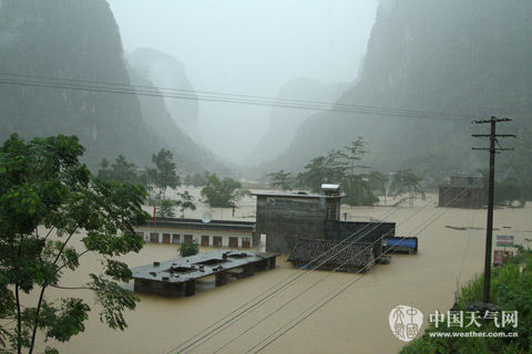 12日，广西都安，洪水淹至巴善小学教学楼一半。（摄影：黎家宜）