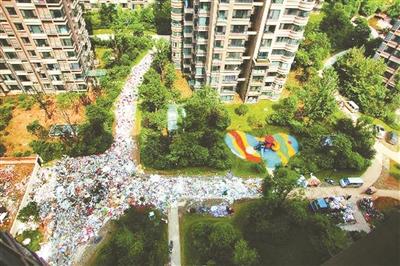 西安一小区现百米“垃圾龙” 清理完至少需20年