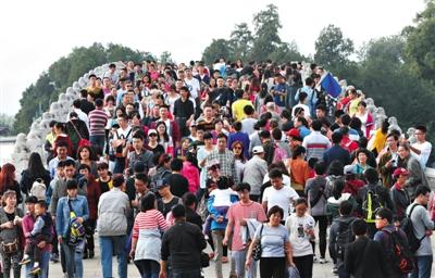 天安门“十一”收垃圾47吨 同比减少6.4吨