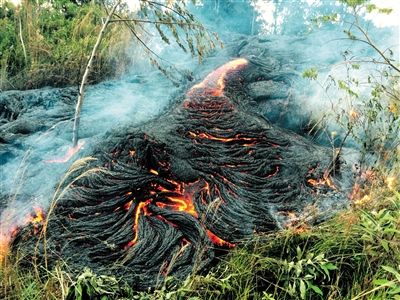 10月30日，夏威夷基拉韦火山喷发出的岩浆。 新华社发
