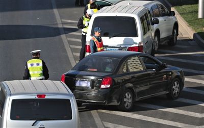昨日，东二环建国门桥，一辆尾号为8的双数车辆上路后被警察拦下接受处罚。