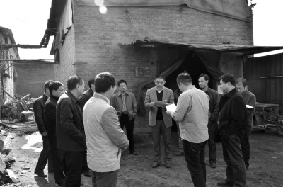 环保部第五督查组在河北唐山一工厂进行现场督查。京华时报记者刘雪玉摄