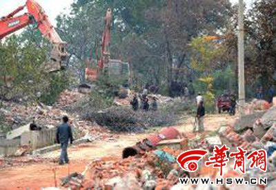 14日，子午峪台沟村，违法建筑已拆除完毕，工人们在清理建筑垃圾 华商报记者 于卓 摄