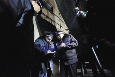 3月1日零时，北京昌平，北京卓越华盛供热投资管理有限公司锅炉房内，市环境监察总队执法队员进行突击夜查。新京报记者 王叔坤 摄