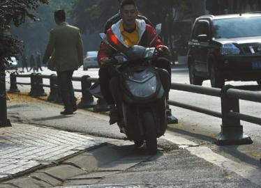 沿着中同仁路往西走，宽约2米的自行车道不断变窄，最终在距离槐树街交汇口5米处出现一个“瓶颈”。“瓶颈”处，实线与人行道的距离不足 20厘米。