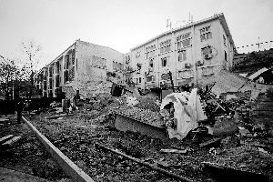 93号院内塌陷的大坑已经被水泥和沙土回填上。 张静雅 摄