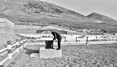 隆德县水务局人员监测出境水质